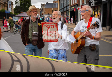 Aussterben Rebellion Cambridge England UK6 Juli 2019 Friedlichen gewalttätige Demonstranten in der Nähe des Stadtzentrum von Cambridge zu den privaten Verkehr am Samstag, den 6. Juli 2019 Credit: Brian Harris/Alamy leben Nachrichten Stockfoto