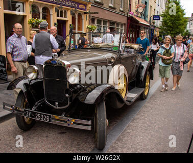 Vintage ford Verdeck Motor Car auf einem hohen Straße geparkt Stockfoto