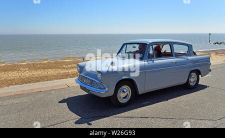 Classic grau Ford Anglia Auto, entlang der Strandpromenade. Stockfoto