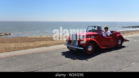 Classic Red Sänger Cabrio Motor Auto, entlang der Strandpromenade. Stockfoto