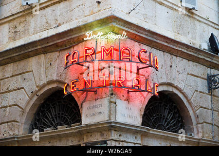 Ascoli Piceno, Italien - Juni 27, 2019: leuchtende Leuchtreklame in der Altstadt Lesungen: 'Doctor Rosati Central Apotheke' bei Sonnenuntergang Stockfoto