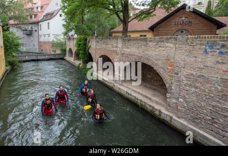 Augsburg, Deutschland. 06 Juli, 2019. Passanten Spaziergang entlang einer der Stadt strömen. Die Unesco hat die Wasserwirtschaft in Augsburg als Weltkulturerbe anerkannt. Der Ausschuß umfaßt die historische Wasserversorgung, die einst von den Römern gegründet wurde, auf der Liste des Weltkulturerbes. Quelle: Stefan Puchner/dpa/Alamy leben Nachrichten Stockfoto