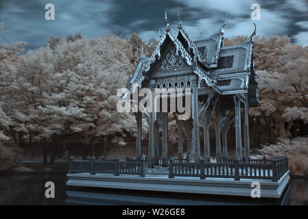 Infrarot Schuß von Thai Sala Heiligtum Am Westpark in München, Deutschland Stockfoto