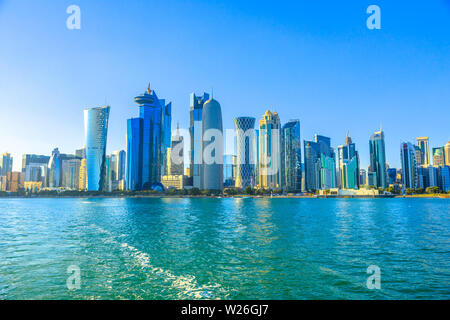 Doha, Katar - Februar 20, 2019: Qatar International Exhibition Centre, Doha Tower, Salam Tower, das World Trade Center und Doha Bank Tower von Dhow siehe