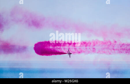 Swansea, South Wales, UK. 6. Juli 2019 Der RAF rote Pfeile dargestellt ist voll Flug über die Bucht von Swansea in Südwales, Vereinigtes Königreich, da sie Teil im Wales Airshow 2019, die Tausende von Menschen die Display Team zu beobachten, sie füllen den Himmel mit Ihren akrobatischen Fähigkeiten. Robert Melen/Alamy Leben Nachrichten. Stockfoto