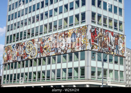 Mosaik des sozialistischen Realismus auf einem Gebäude aus den 1960er Jahren, Berlin Haus des Lehrers Deutschland Stockfoto