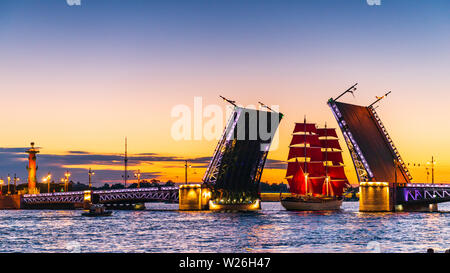 Schiff mit roten Segeln auf der Neva. Vorbereitung auf den Urlaub aller Schüler 'Scarlet Sails' in Sankt Petersburg Stockfoto