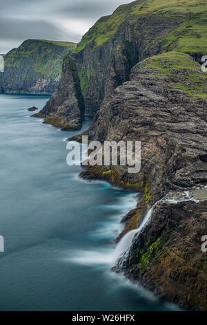Bosdalafossur Wasserfall und die Küste lange Belichtung, vertikale Komposition in Färöer Inseln Stockfoto