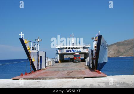 Frachtschiff Agios Antonios vertäut im Hafen Livadia auf der griechischen Insel Tilos am 12. Juni 2019. Die 71,8 mtr Schiff wurde 1977 in Griechenland gebaut. Stockfoto