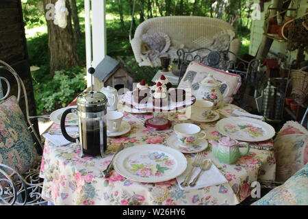 Französische PRESSE UND SCHOKOLADE CUPCAKES auf der Veranda Stockfoto