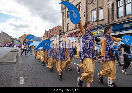 Paisley, Schottland, Großbritannien. 6. Juli, 2019. Tänzer feiern Sma" Tag in der Parade durch die Straßen von Paisley Reisen von Brodie Park nach Paisley Arts Center. Sma' Tag hat seinen Namen von einem berühmten Sieg zwischen den Schal Weber und der Kork (die mittlere Mann) im 19. Jahrhundert. Die sma' ist ein feiner Schussfaden, in Paisley Schals gewebt durch die Weber, für die Sie nicht bezahlt wurden. Im Jahre 1856 wurde eine Vereinbarung erreichte schließlich für die sma' zu zahlen. Credit: Skully/Alamy leben Nachrichten Stockfoto