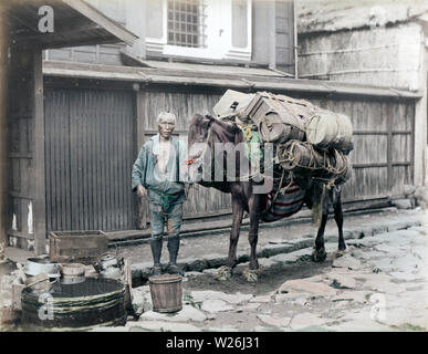 [1890s Japan - Japanische Pack Horse Treiber] - ein Landwirt oder eine Mago (Pack Horse-Treiber) und seine stark verpackt Pferd. Das Pferd trägt Stroh Pferd Schuhe die Hufe zu schützen. Japanische Pferde waren klein, aber so stark wie die Europäischen Pferde. 19 Vintage albumen Foto. Stockfoto