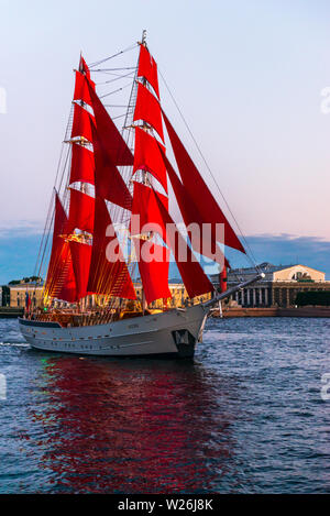 Schiff mit roten Segeln auf der Neva. Vorbereitung auf den Urlaub aller Schüler 'Scarlet Sails' in St. Petersburg Stockfoto