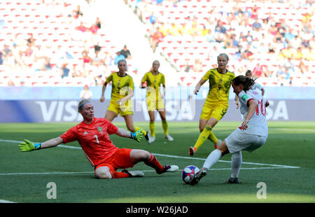 England's Fran Kirby (rechts) finden Sie in ihrem Schoß auf Ziel von Schweden Torwart Hedvig Lindahl während der FIFA Frauen-WM-Dritten Platz Play-Off blockiert im Stade de Nice, Nice. Stockfoto