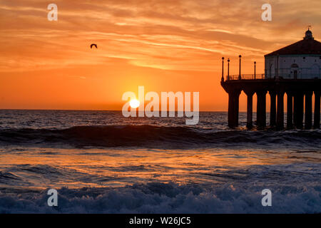 Sonnenuntergang über dem Wasser am Manhattan Beach Pier Stockfoto