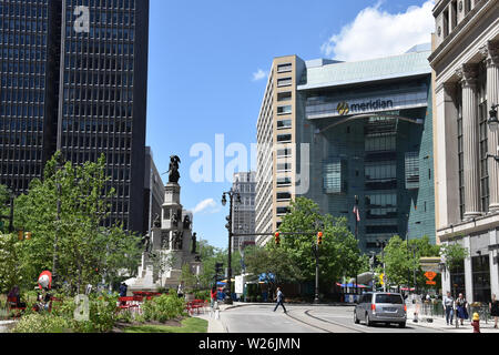 DETROIT, MI/USA - 30. JUNI 2019: Leute, die in der Nähe von Campus Martius Park im Zentrum von Detroit. Stockfoto