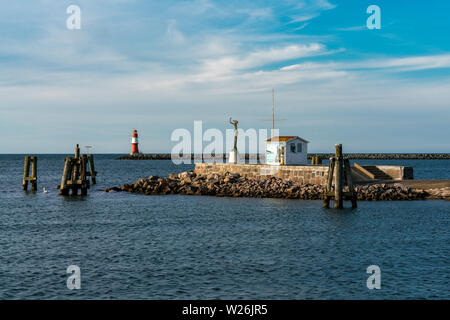 Mitte Pier in Warnemünde Schiffe mit roten Rundumleuchte im Hintergrund herzlich Willkommen bei strahlendem Sonnenschein Stockfoto