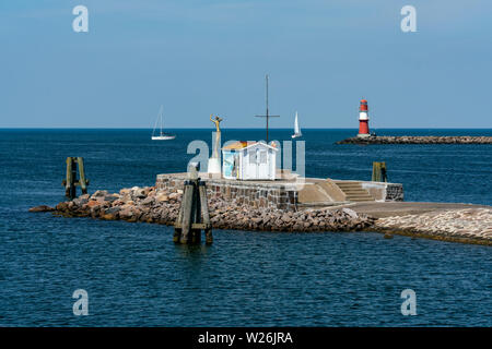 Mitte Pier in Warnemünde Schiffe mit roten Rundumleuchte im Hintergrund herzlich Willkommen bei strahlendem Sonnenschein Stockfoto