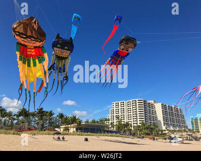 Kites mit Octopus Tentakeln in der Gestalt des Superhelden Batman, Robin und Superman fliegen über dem Strand am 30 Dezember, 2018 in Ft. Lauderdale, FL. Stockfoto