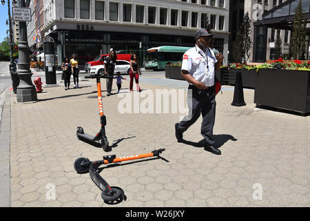 DETROIT, MI/USA - Juni 30, 2019: Die Menschen gehen vorbei Spin Roller auf einem Bürgersteig in der Innenstadt von Detroit. Stockfoto