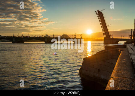 Sankt Petersburg wunderschöne Stadtlandschaft bei Sonnenaufgang. Trinity Bridge in den Strahlen der Morgendämmerung. Russland Reisen Stockfoto