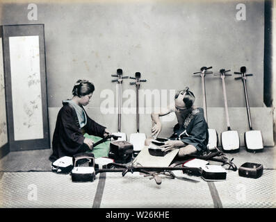 [1870s Japan - japanische Shamisen Handwerker] - ein Handwerker arbeiten an einer shamisen, eine 3-saitige Instrument gespielt mit einem Plektrum genannt ein bachi. 19 Vintage albumen Foto. Stockfoto