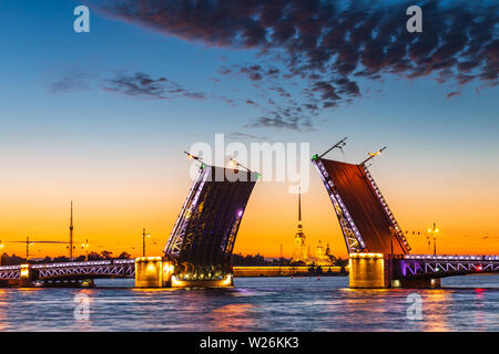 Weiße Nächte in Sankt Petersburg, Blick auf die Palastbrücke und die Neva. Stockfoto