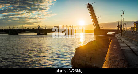 Sankt Petersburg wunderschöne Stadtlandschaft bei Sonnenaufgang. Trinity Bridge in den Strahlen der Morgendämmerung. Russland Reisen Stockfoto