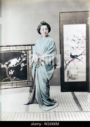 [1890s Japan - Japanische Frau im Kimono] - Ein studio Foto einer Frau im Kimono und traditionelle Frisur. 19 Vintage albumen Foto. Stockfoto