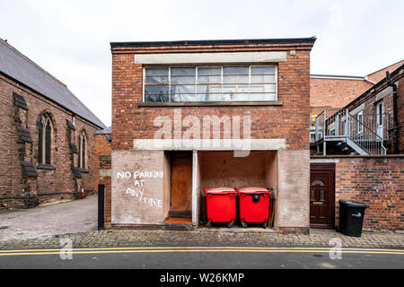 Keine Parkplätze jederzeit, hausgemachte Warnschild an ehemalige Werkstatt in Congleton Cheshire UK Stockfoto