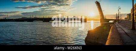 Sankt Petersburg wunderschöne Stadtlandschaft bei Sonnenaufgang. Trinity Bridge in den Strahlen der Morgendämmerung. Russland Reisen Stockfoto