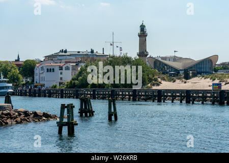 Blick auf Warnemünde Teepott Leuchtturm, Hafen und von einem Schiff mit Wasser im Vordergrund. Stockfoto