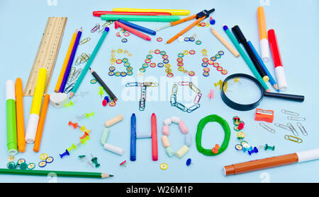 Zurück zu Schule Text mit bunten School suplies gegen hellblauen Hintergrund gemacht. Stockfoto