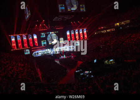 Köln, Deutschland. 06 Juli, 2019. Fans sehen Sie das Halbfinale zwischen den Teams Vitalität und Astralis in der ESL ein Köln. Insgesamt 16 Teams aus der ganzen Welt kämpfen um den Titel im Spiel Counter-Strike: Global Offensive. Credit: Marius Becker/dpa/Alamy leben Nachrichten Stockfoto