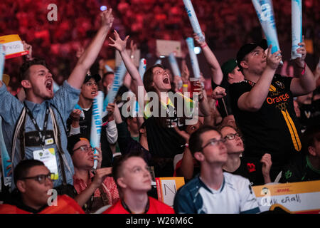 Köln, Deutschland. 06 Juli, 2019. Fans sehen Sie das Halbfinale zwischen den Teams Vitalität und Astralis in der ESL ein Köln. Insgesamt 16 Teams aus der ganzen Welt kämpfen um den Titel im Spiel Counter-Strike: Global Offensive. Credit: Marius Becker/dpa/Alamy leben Nachrichten Stockfoto