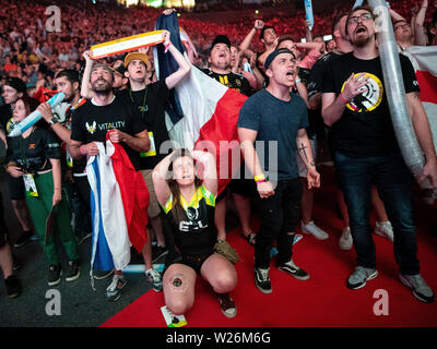 Köln, Deutschland. 06 Juli, 2019. Fans sehen Sie das Halbfinale zwischen den Teams Vitalität und Astralis in der ESL ein Köln. Insgesamt 16 Teams aus der ganzen Welt kämpfen um den Titel im Spiel Counter-Strike: Global Offensive. Credit: Marius Becker/dpa/Alamy leben Nachrichten Stockfoto