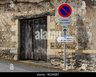 Schild "kein Parken" auf beiden Seiten der schmalen Dorfstraße - Frankreich. Stockfoto