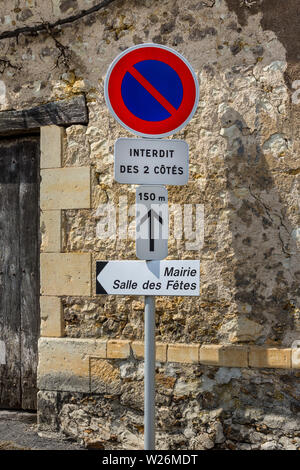 Schild "kein Parken" auf beiden Seiten der schmalen Dorfstraße - Frankreich. Stockfoto