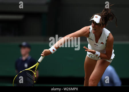 London, Großbritannien. 6. Juli 2019, den All England Lawn Tennis und Croquet Club, Wimbledon, England, Wimbledon Tennis Turnier, Tag 6; Johanna Konta (GBR) dient zum Sloane Stephens (USA) Credit: Aktion Plus Sport Bilder/Alamy leben Nachrichten Stockfoto