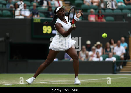 London, Großbritannien. 6. Juli 2019, den All England Lawn Tennis und Croquet Club, Wimbledon, England, Wimbledon Tennis Turnier, Tag 6; Sloane Stephens (USA) mit einer Vorhand an Johanna Konta (GBR) Credit: Aktion Plus Sport Bilder/Alamy leben Nachrichten Stockfoto