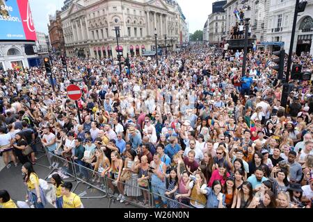 London, Großbritannien. 6. Juli 2019. Piccadilly Circus ist ein beliebter Ort der Pride Parade in London Pass mit Menschen klettern Ampel und die Statue des Eros eine gute Sicht am Samstag, Jan. 6, 2019 zu gewinnen. Bild von Julie Edwards - Kreditkarten: Julie Edwards/Alamy leben Nachrichten Stockfoto