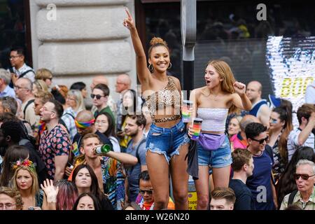 London, Großbritannien. 6. Juli 2019. Piccadilly Circus ist ein beliebter Ort der Pride Parade in London Pass mit Menschen klettern Ampel und die Statue des Eros eine gute Sicht am Samstag, Jan. 6, 2019 zu gewinnen. Bild von Julie Edwards - Kreditkarten: Julie Edwards/Alamy leben Nachrichten Stockfoto