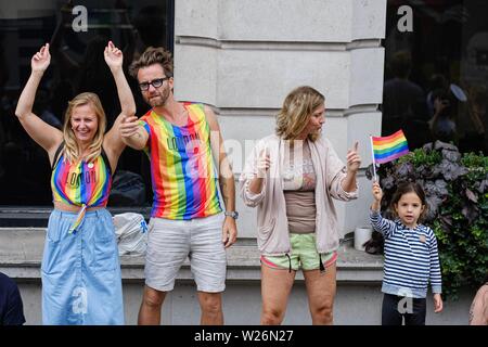 London, Großbritannien. 6. Juli 2019. Piccadilly Circus ist ein beliebter Ort der Pride Parade in London Pass mit Menschen klettern Ampel und die Statue des Eros eine gute Sicht am Samstag, Jan. 6, 2019 zu gewinnen. Bild von Julie Edwards - Kreditkarten: Julie Edwards/Alamy leben Nachrichten Stockfoto