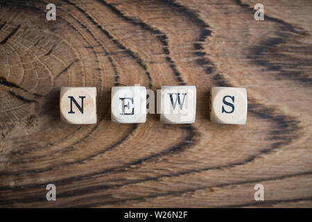 Würfel mit dem Wort 'News' auf Holz- Hintergrund Stockfoto