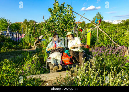 Zwei Mädchen aus Bangkok, Thailand genießen im Berliner Gemeinschaftsgarten auf dem Tempelhof Field, Berlin-Neukölln, Deutschland Menschen Europa Stockfoto