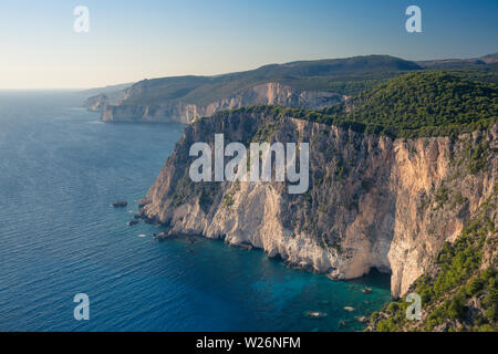 Schöne Aussicht auf den Sonnenuntergang am Keri, Zakynthos, Griechenland Stockfoto