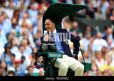 Das Spiel Schiedsrichter auf dem Center Court am Tag sechs der Wimbledon Championships in der All England Lawn Tennis und Croquet Club, Wimbledon. Stockfoto