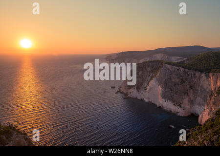 Schöne Aussicht auf den Sonnenuntergang am Keri, Zakynthos, Griechenland Stockfoto