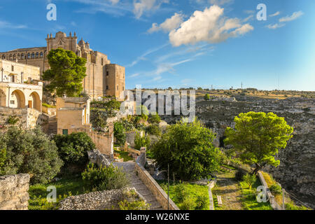 Ein Garten in der Nähe des Kloster des hl. Agostino, mit Blick auf die tiefe Schlucht und gegenüber der sassi Höhlenwohnungen in der antiken Stadt Matera, Italien. Stockfoto