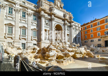 Eine weibliche Historiker reinigt und leistet die Instandhaltung auf eine leere Trevi Brunnen auf der Piazza di Trevi, Rom, Italien Stockfoto